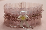 Подвязка для невесты с кружева и фатина пудровая в коробочке арт.019-236
