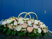 Свадебные кольца на машину с жемчугом, персиковыми, розовыми и белыми пионами арт.122-524