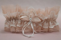 Подвязка для невесты с фатином и кружевом персиковая в коробочке арт.019-261
