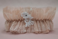 Подвязка для невесты с фатином и кружевом персиковая в коробочке арт.019-262