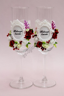Свадебные бокалы с красными и белыми цветами, и надписью 