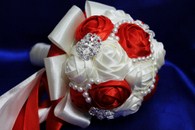 Букет дублер для невесты с атласных лент красный-айвори. Диаметр 12см арт. 020-162
