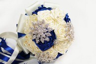 Букет дублер для невесты с атласных лент айвори-синий с брошками. Диаметр 15см арт. 020-059