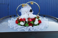 Свадебные кольца на машину голуби с красными и белыми розами арт. 122-418