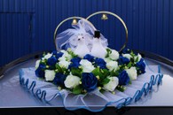 Свадебные кольца на машину голуби с синими и айвори розами арт. 122-419