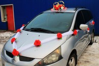 Свадебные украшения на машину, кольца, лента и цветы на ручки красные (см. 