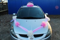 Свадебные украшения на машину, кольца и лента на капот с розовым и белым фатином (см. 
