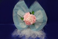 Бант на задний бампер с розовыми розами, белой органзой и голубой сеткой арт. 127-013