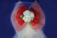 Бант на задний бампер с белыми розами, красной органзой и сеткой арт. 127-014