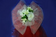 Бант на задний бампер с белыми розами и лилиями, белой органзой и красной сеткой арт. 127-018