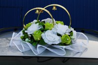 Свадебные кольца на машину с салатовыми и белыми розами арт.122-297