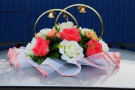 Свадебные кольца на машину с розовыми и айвори розами арт. 122-302