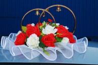 Свадебные кольца на машину с красными и белыми розами арт. 122-307