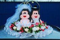 Свадебные кольца на машину ежики с белыми, персиковыми и красными розами арт. 122-038
