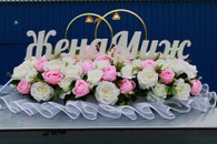 Свадебные кольца на машину с розовыми и айвори розами 