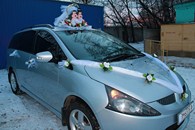 Свадебные украшения на машину, кольца ежики, лента на капот и ручки (белые розы) (см. 