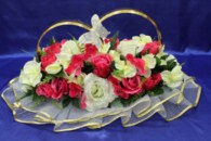 Свадебные кольца на машину с белыми и малиновыми розами, и орхидеями, арт. 122-335
