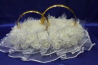 Свадебные кольца на машину с белыми латексными розами в фатине арт. 122-380