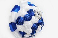 Букет дублер для невесты с атласных лент бело-синий с брошками. Диаметр 20см арт. 020-091