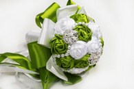 Букет дублер для невесты с атласных лент бело-зеленый с брошками. Диаметр 12см арт. 020-165