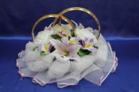 Свадебные кольца на машину с орхидеями, лилиями, розами и белым фатином, арт. 122-215
