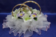Свадебные кольца на машину с белыми лилиями, орхидеями и белым фатином, арт. 122-216