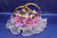Свадебные кольца на машину с фиолетовыми лилиями, орхидеями и сиреневым фатином, арт. 122-217