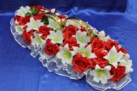 Свадебные кольца на машину с белыми лилиями и красными розами арт. 122-040