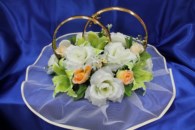 Свадебные кольца на машину с белыми и персиковыми розами, и салатовыми лилиями, арт. 122-229