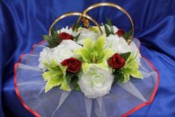 Свадебные кольца на машину с белыми и красными розами, салатовыми лилиями, арт. 122-227
