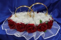Свадебные кольца на машину с красными бархатными и белыми латексными розами арт. 122-054