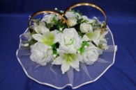 Свадебные кольца на машину с белыми розами и белыми лилиями арт. 122-164