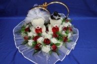 Свадебные кольца на машину мишки с красными и белыми розами в фатине арт. 122-464