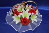 Свадебные кольца на машину с белыми лилиями и красными атласными розами арт. 122-173