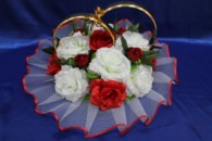 Свадебные кольца на машину с белыми и красными розами арт. 122-180