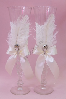 Свадебные бокалы с перьями, брошками и бантиками айвори арт. 0454-732