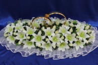 Свадебные кольца на машину с белыми лилиями и розами арт. 122-050