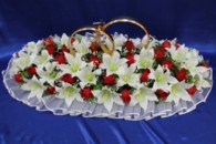 Свадебные кольца на машину с белыми лилиями и красными розами арт. 122-051