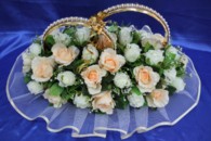 Свадебные кольца на машину с персиковыми и белыми розами арт. 122-328
