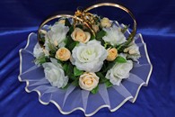 Свадебные кольца на машину с белыми и персиковыми розами арт. 122-190