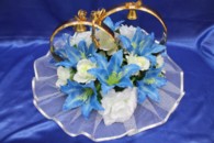 Свадебные кольца на машину с синими лилиями и белыми розами арт. 122-156