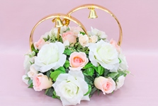 Свадебные кольца на машину с белыми и розовыми розами, арт. 122-535