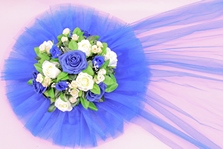Цветочная композиция на капот машины с синими и айвори розами и синим фатином арт.1207-027
