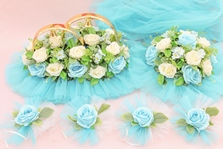 Свадебные украшения на машину, с голубыми и айвори розами и бирюзово-голубыми фатином, кольца, на капот и на ручки арт.119-125