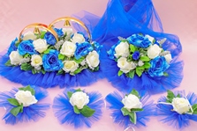 Свадебные украшения на машину, с синими и айвори розами и синим фатином, кольца, на капот и на ручки арт.119-127