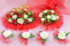 Свадебные украшения на машину, с красными и айвори розами и красны фатином, кольца, на капот и на ручки арт.119-128