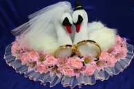 Свадебные кольца на машину лебеди большие с розовыми лилиями и розовыми розами арт. 122-441