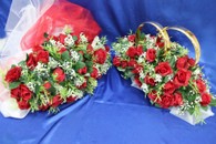 Свадебные украшения на машину, кольца и торпеда с красными розами арт.119-049