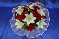 Свадебные кольца на машину с белыми лилиями и красными бархатными розами арт. 122-201