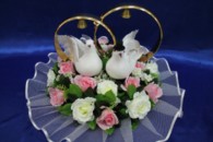 Свадебные кольца на машину голуби с белыми и розовыми розами арт. 122-410